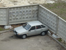 Водитель на своем легковом автомобиле