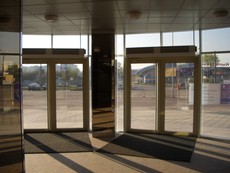 Двери, перегородки из алюминия и металлопластика