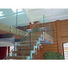 Лестница из стекла, стеклянные двери, перила.