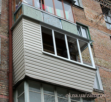 Обшивка балкона сайдингом