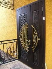 Броньовані двері під розмір від виробника з склом і ковкою