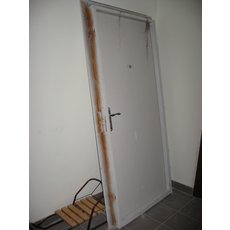 Продаётся новая входная металлическая дверь (после строителе