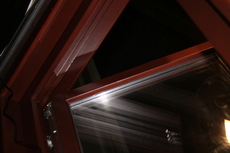 Ищем диллеров по деревянным окнам.