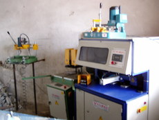 Пр- ся компл. из 4ед. оборуд. для пр-ва ПВХ окон.