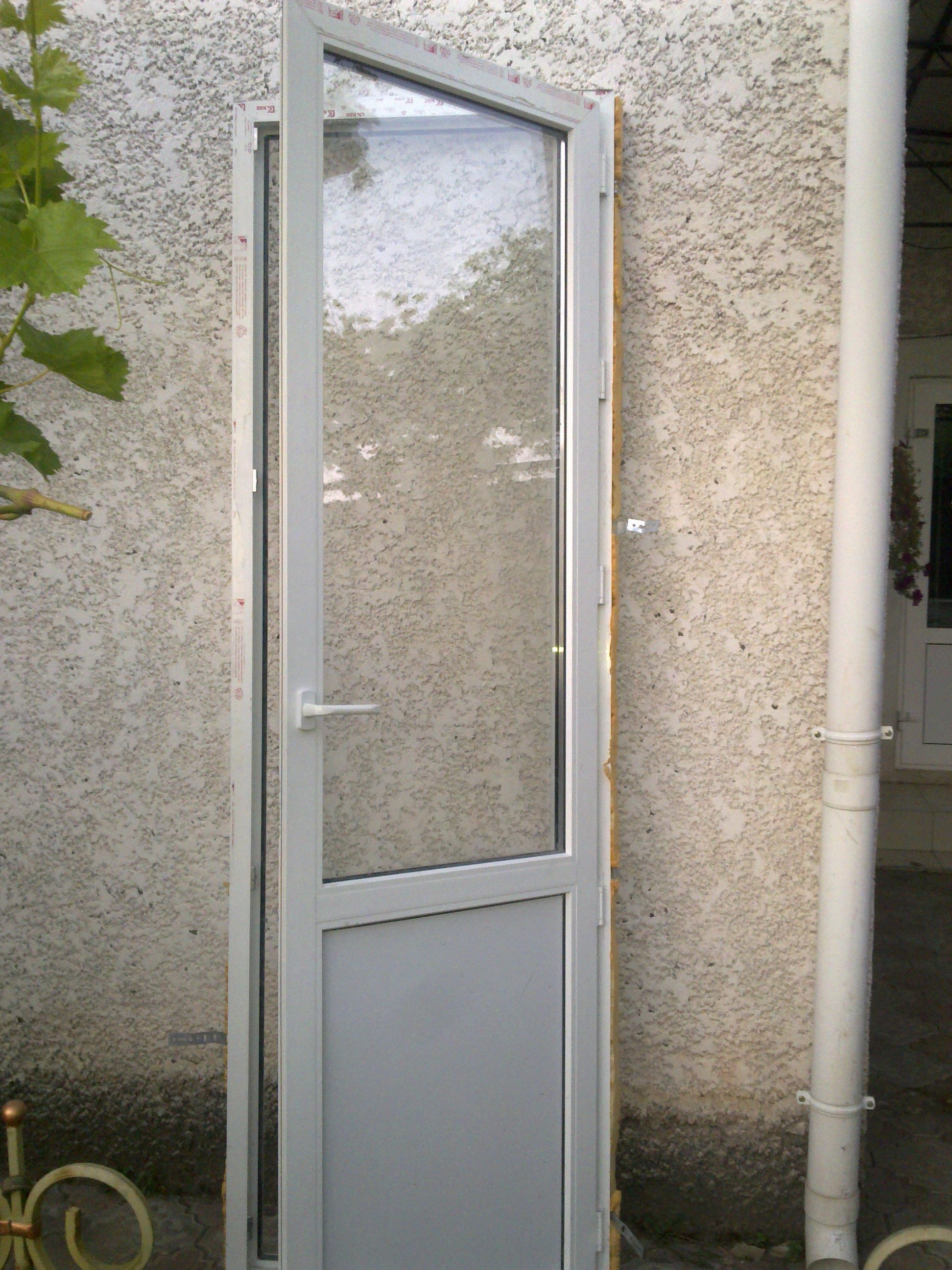 Дверь балконная со стеклом. Пластиковые двери. Пластиковые двери ПВХ. Дверь пластиковая со стеклом. Пластиковые двери межкомнатные.