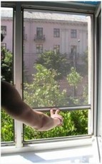 Москитная сетка роллетного типа.