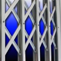 Металлические раздвижные оконные и дверные решетки