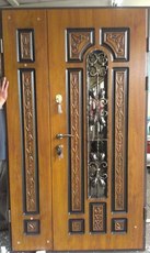 Входные двери полуторные со стеклопакетом и декоративной ков