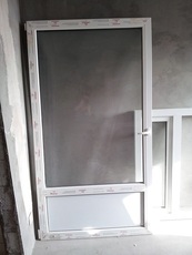 Продам металлопластиковую дверь с новостроя