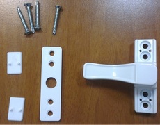 Фиксатор защищает окна от взлома.