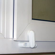 Фиксатор защищает окна от взлома.