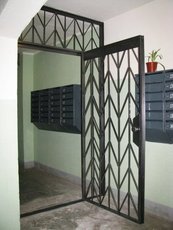 Металеві решітчасті двері