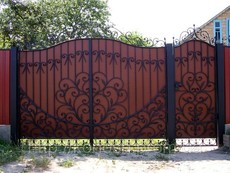 Кованые откатные ворота.