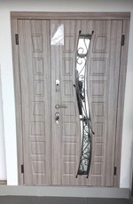 Входные полуторные двери металлические с МДФ накладками