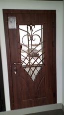Вхідні металеві двері з МДФ накладками, ковкою, склопакетом