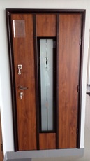 Вхідні броньовані двері з МДФ накладкою та вітражем