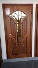 Двері металеві зі склом, ковкою та накладками МДФ