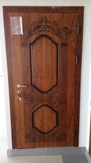 Двері вхідні в квартиру глухі, металеві з накладками МДФ