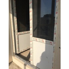 Продам балконні двері Rehau