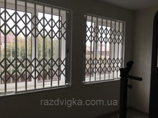 Розсувні грати в будинок