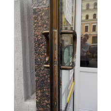 Замена дверной фурнитуры Киев, переделка окон с поворотных н