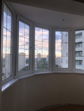 Вікна з золотистими шпросами